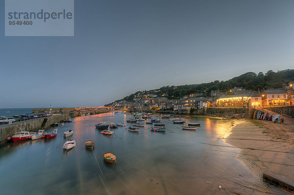 Großbritannien  England  Cornwall  Mousehole  Fischereihafen bei steigender Flut