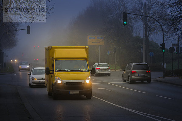 Deutschland  Grevenbroich  Straßenverkehr am trüben Novembermorgen