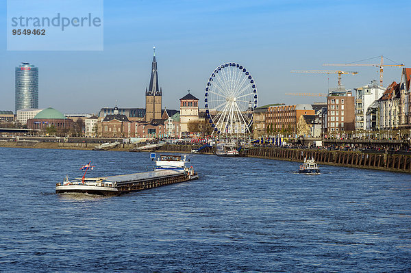 Deutschland  Nordrhein-Westfalen  Düsseldorf  Blick auf die Altstadt mit dem Rhein im Vordergrund