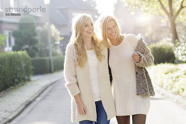 Zwei lächelnde blonde Frauen haben Spaß zusammen