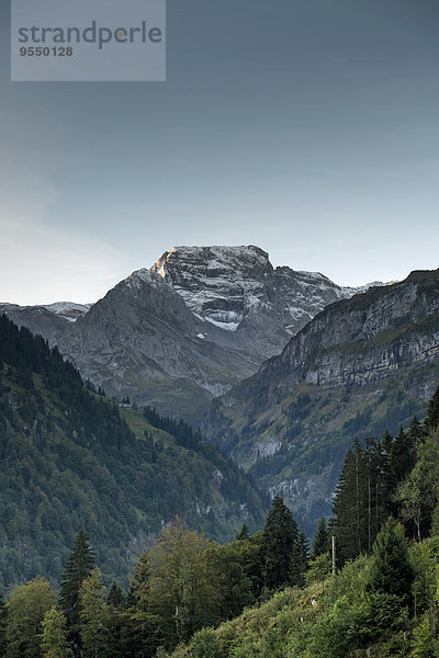 Schweiz  Kanton Glarus  Kloental  Blick auf Silberen im Morgenlicht