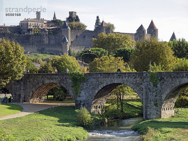 Frankreich  Aude  Carcassonne  Steinbrücke und Cite de Carcassonne