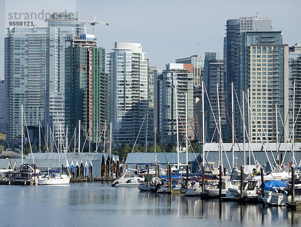Kanada  British Columbia  Vancouver  Marina mit Booten vor Wolkenkratzern