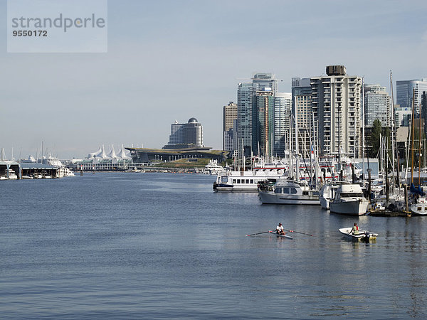 Kanada  British Columbia  Vancouver  Marina mit Booten vor Wolkenkratzern