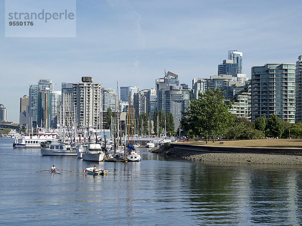 Kanada  British Columbia  Vancouver  Marina mit Booten vor Wolkenkratzern