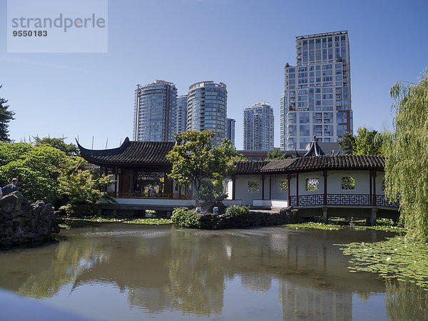 Kanada  British Columbia  Vancouver  Blick auf den Chinesischen Garten und Wolkenkratzer im Hintergrund