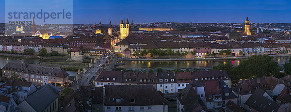 Deutschland  Bayern  Würzburg  Mittelalterliche Stadt mit historischer alter Hauptbrücke am Abend