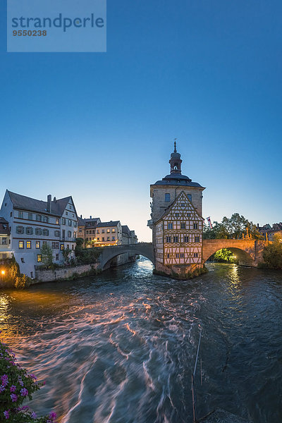 Deutschland  Bayern  Bamberg  Blick auf Altes Rathaus und Regnitz bei Dämmerung