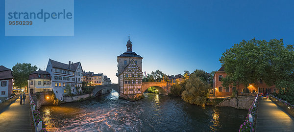 Deutschland  Bayern  Bamberg  Blick auf Altes Rathaus und Regnitz bei Dämmerung