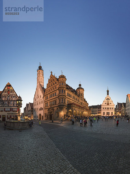 Deutschland  Franken  Rothenburg ob der Tauber  Altstadt  Marktplatz mit Rathaus und Ratstrinkstube am Abend