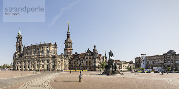 Deutschland  Sachsen  Dresden  Theaterplatz mit barocker Hofkirche  Neorenaissance-Schloss und Skulptur von König Johann