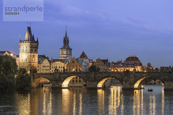 Tschechien  Prag  Blick über die Moldau zur Karlsbrücke am Abend