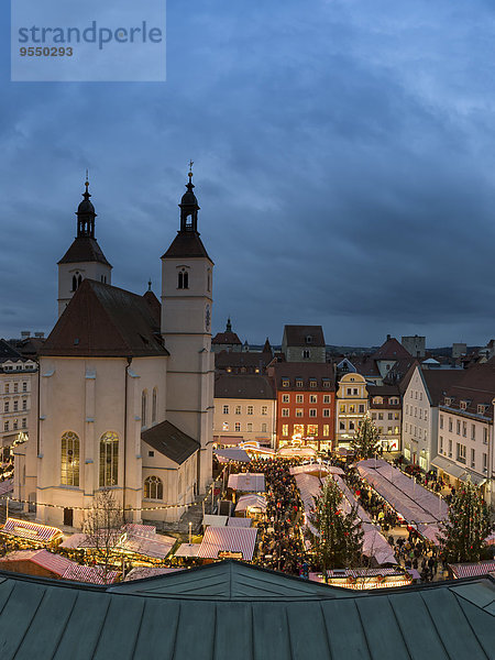 Deutschland  Bayern  Regensburg  Blick auf den Weihnachtsmarkt bei Nacht