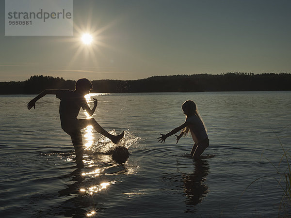 Finnland  Süd-Savonien  Savonlinna  Saimaa-See  Kinder planschen im Wasser