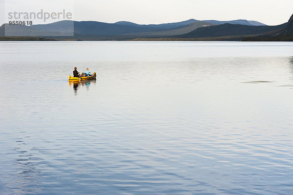 Schweden  Lappland  Norrbotten County  Kvikkjokk  Kanu-Vater  Tochter und Sohn auf dem Saggat-See