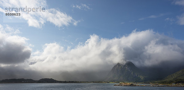 Norwegen  Nordland  Lofoten  Kabelvag  wolkenbedeckte Gipfel von Austvagoya
