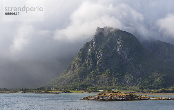 Norwegen  Nordland  Lofoten  Kabelvag  wolkenbedeckte Gipfel von Austvagoya