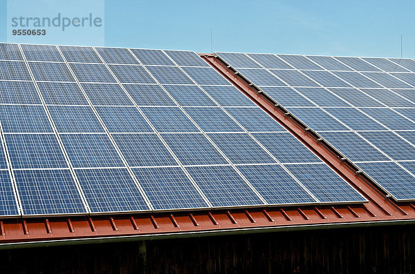 Deutschland  Konstanz  Solarmodul auf dem Dach einer Scheune