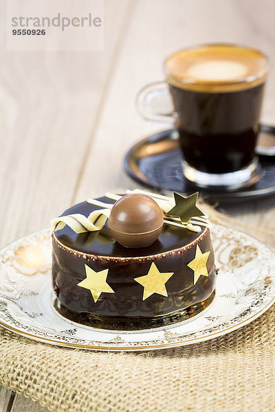 Kleiner Schokoladenkuchen und Tasse Espresso