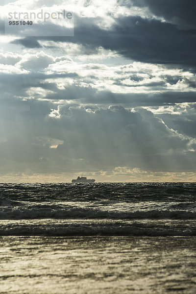 Spanien  Andalusien  Tarifa  Schiff auf dem Meer unter bewölktem Himmel