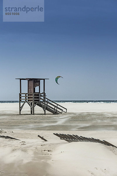 Spanien  Andalusien  Tarifa  Strand und Wachturm  Kitsurfer im Hintergrund