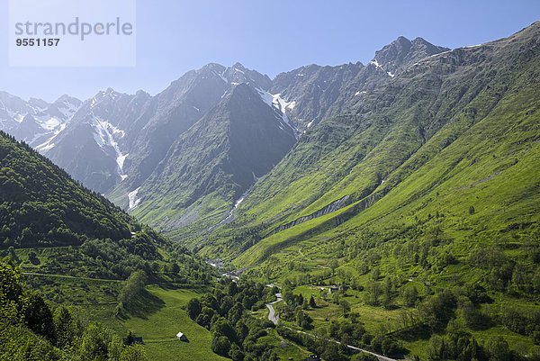 Frankreich  Zentralpyrenäen  Hautes-Pyrenäen  Blick auf Bergstraße
