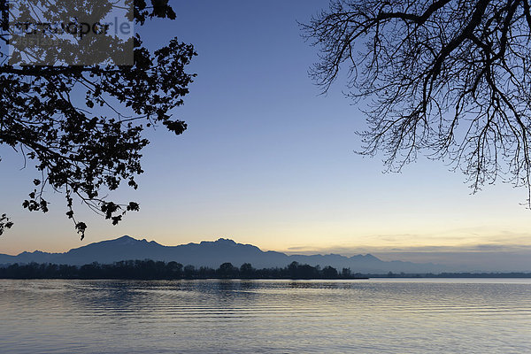 Deutschland  Bayern  Chiemsee  Kampenwand und Hochplatte am Abend