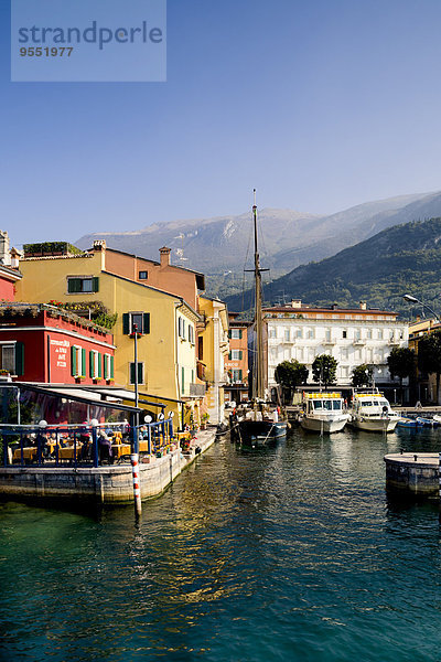 Italien  Veneto  Malcesine  Hafen mit Segelschiff