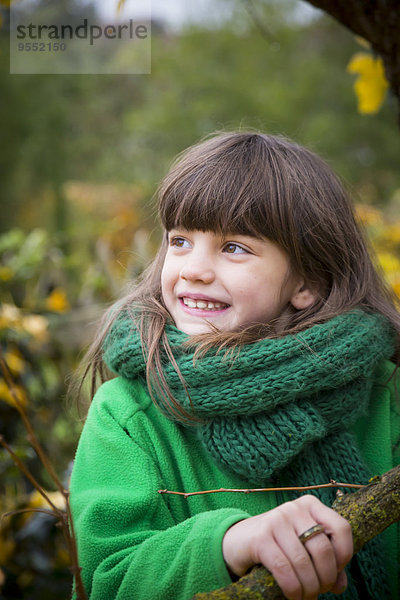 Porträt eines lächelnden Mädchens mit grünem Schal