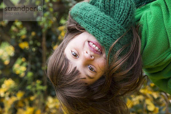 Porträt eines lächelnden Mädchens mit grünem Schal