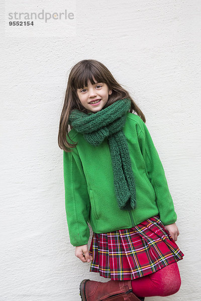 Porträt des lächelnden Mädchens mit grünem Schal  grüner Jacke und Kilt