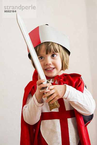 Porträt des kleinen Mädchens als Ritter verkleidet