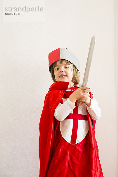 Porträt des kleinen Mädchens als Ritter verkleidet