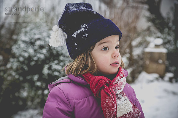 Porträt eines erstaunten kleinen Mädchens im Winter