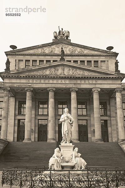 Deutschland  Berlin  Gendarmenmarkt  Konzertsaal und Schillerdenkmal