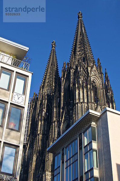 Deutschland  Nordrhein-Westfalen  Köln  Blick auf den Kölner Dom mit zwei Häusern im Vordergrund