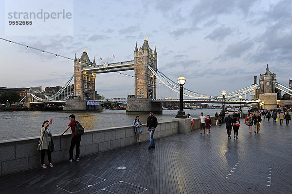 UK  London  Tower Bridge von der South Bank aus gesehen