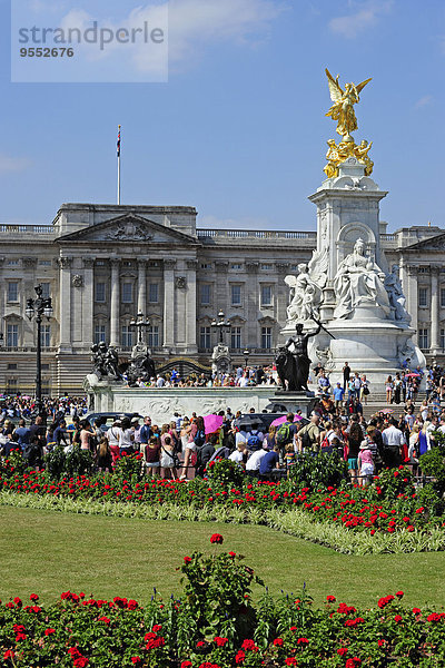 UK  London  Menschen vor dem Buckingham Palace