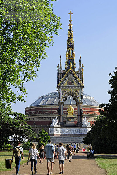UK  London  Kensington Gardens  Menschen  die zum Albert Memorial und zur Royal Albert Hall gehen.