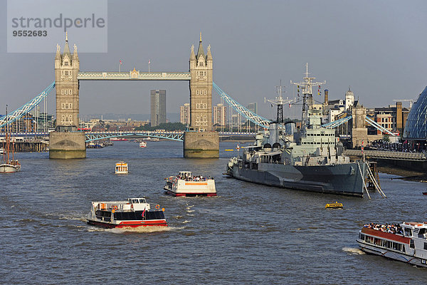 UK  London  Tower Bridge und Schiffe auf der Themse