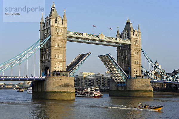 UK  London  Boot vorbei an offener Tower Bridge