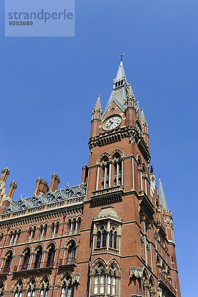 UK  London  King's Cross  Bahnhof St. Pancras  Uhrenturm des Midland Grand Hotel