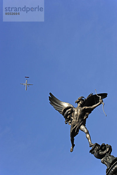 UK  London  Piccadilly Circus  Flugzeug fliegt über die Eros-Skulptur