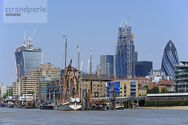 UK  London  City of London  historische Segelschiffe auf der Themse  dahinter das Finanzviertel