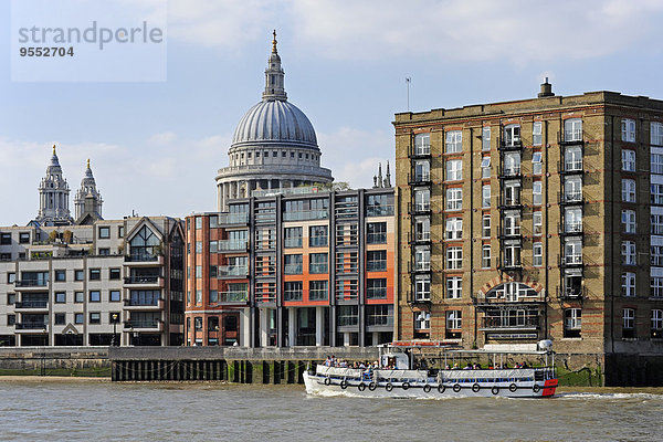 UK  London  St. Paul's Cathedral hinter Wohnhäusern an der Themse