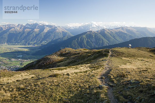 Italien  Südtirol  Watlesgebiet  Blick auf die Ortler Alpen und Mals