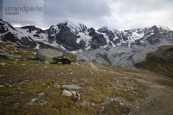 Italien  Südtirol  Blick auf die Ortler Alpen  Gran Zebru und Monte Zebru  Ortler rechts