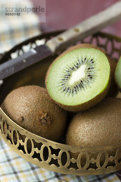 Kiwifrüchte in Messingschale