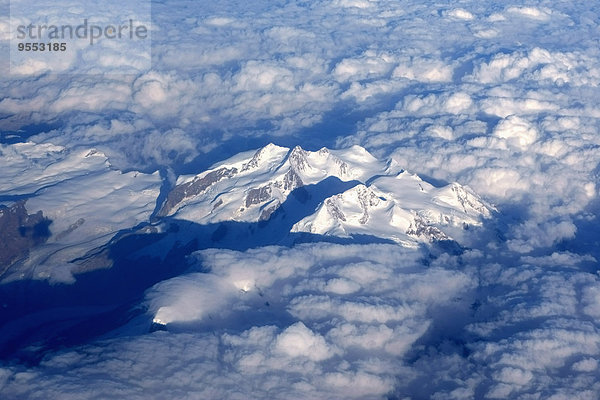 Die Alpen  Luftaufnahme  Wolken  Schnee  Berge