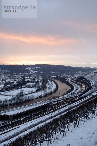 Deutschland  Würzburg  Weinberg und Verkehr am Main im Winter